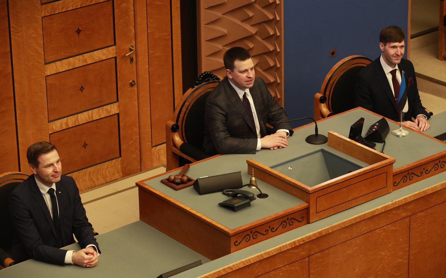 Riigikogu esimees Jüri Ratas (keskel), esimene aseesimees Hanno Pevkur (vasakul) ja teine aseesimees Martin Helme (paremal).
