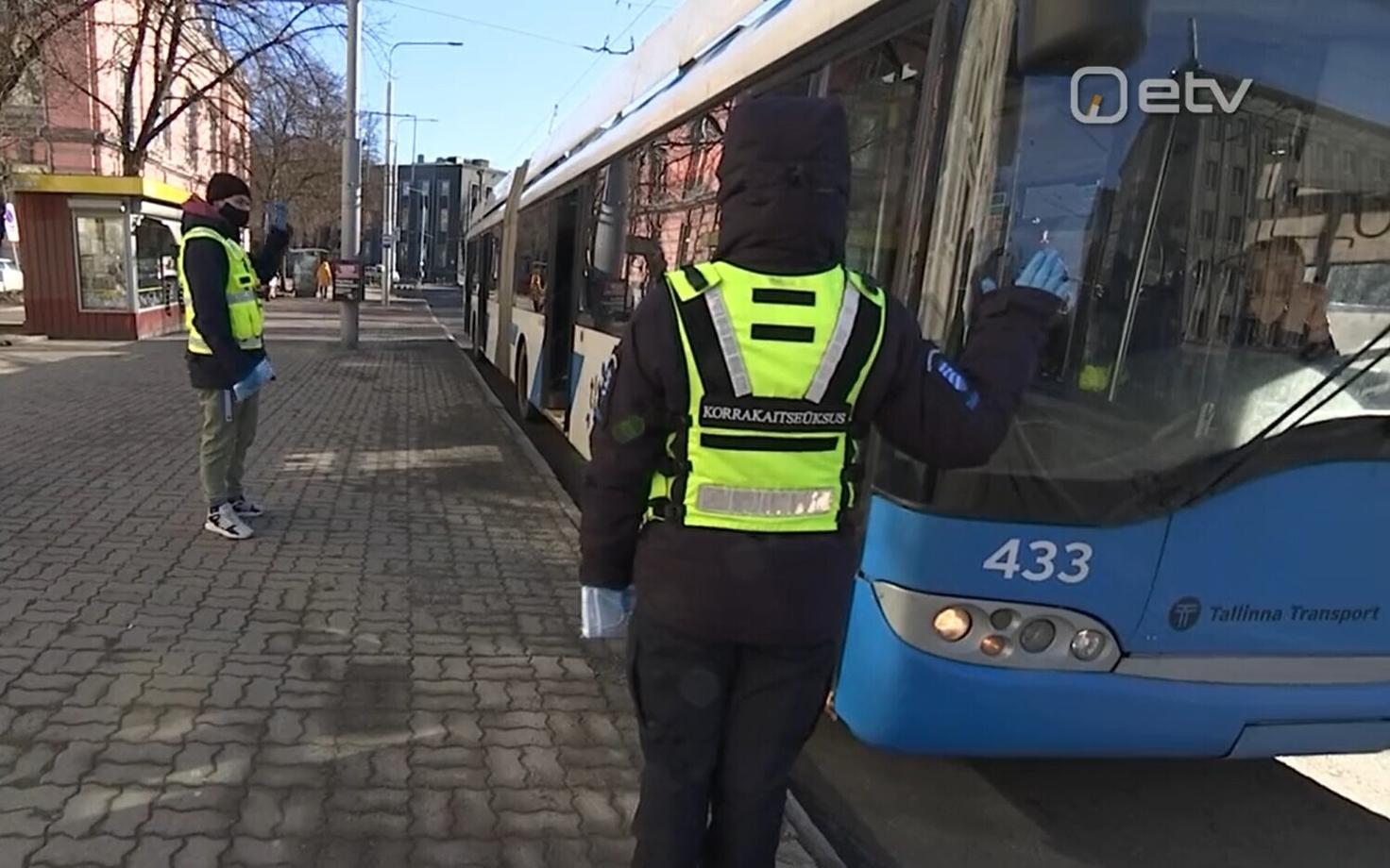 Муниципальная полиция проверяет соблюдение требования носить маски в общественном транспорте, март 2021 г.