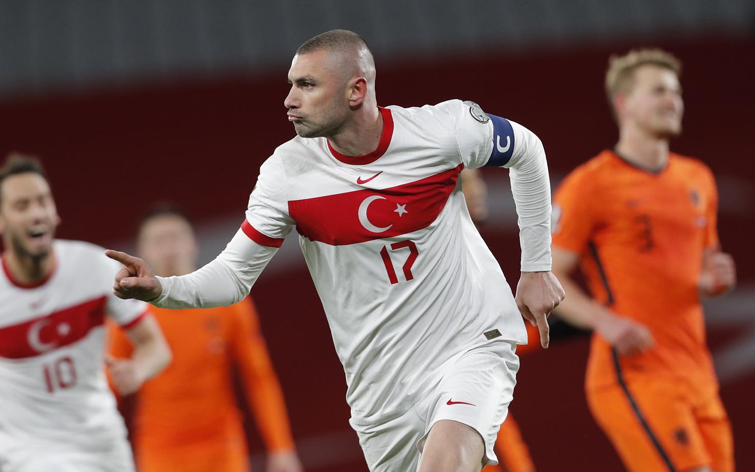 Türgi jalgpallikoondise kapten Burak Yilmaz lõi Hollandile kolmapäeval kolm väravat