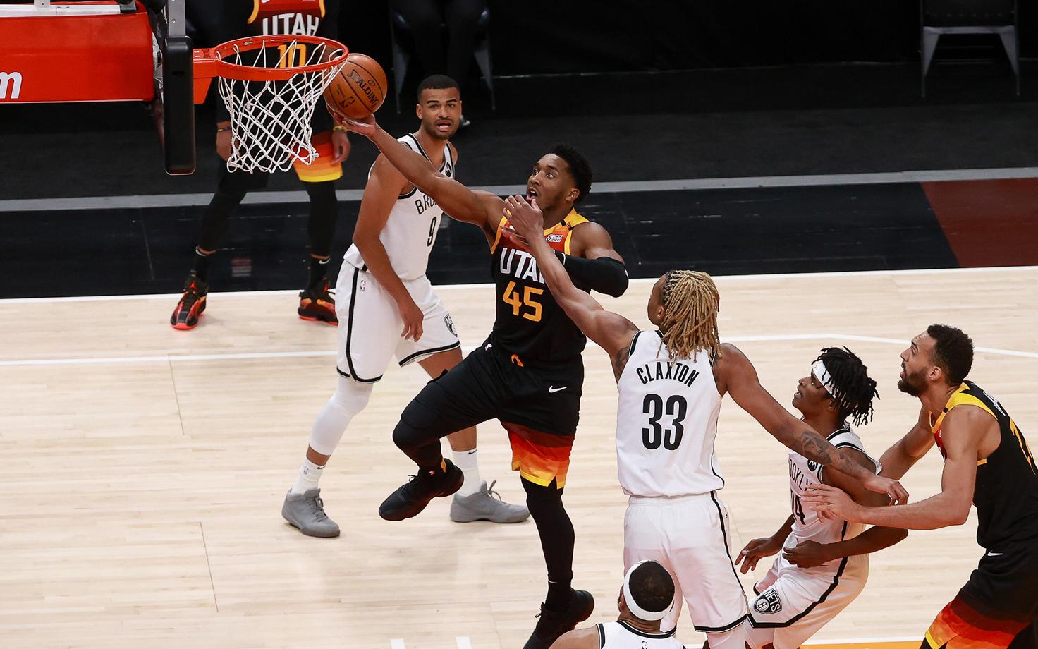 Donovan Mitchell lükkab palli korvi.