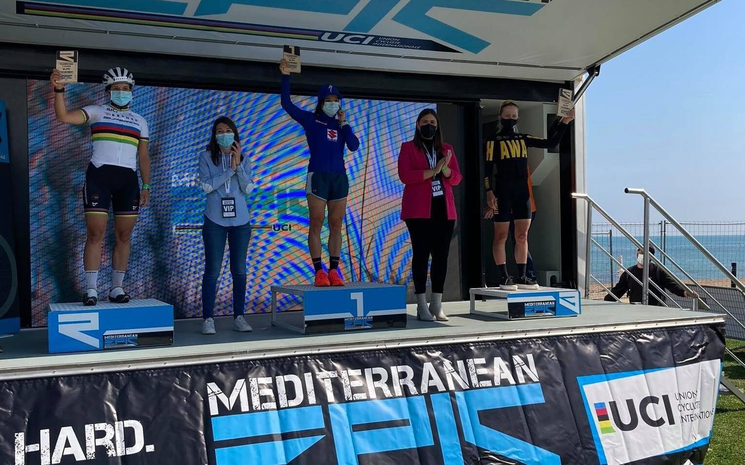 Janika Lõiv (mustas) Hispaanias pjedestaalil