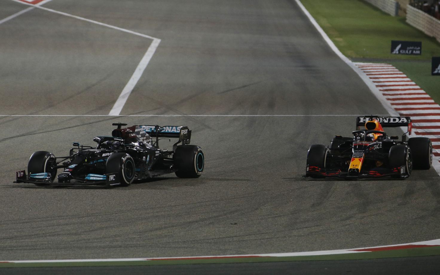 Lewis Hamilton ja Max Verstappen pidasid Bahreinis tulise heitluse