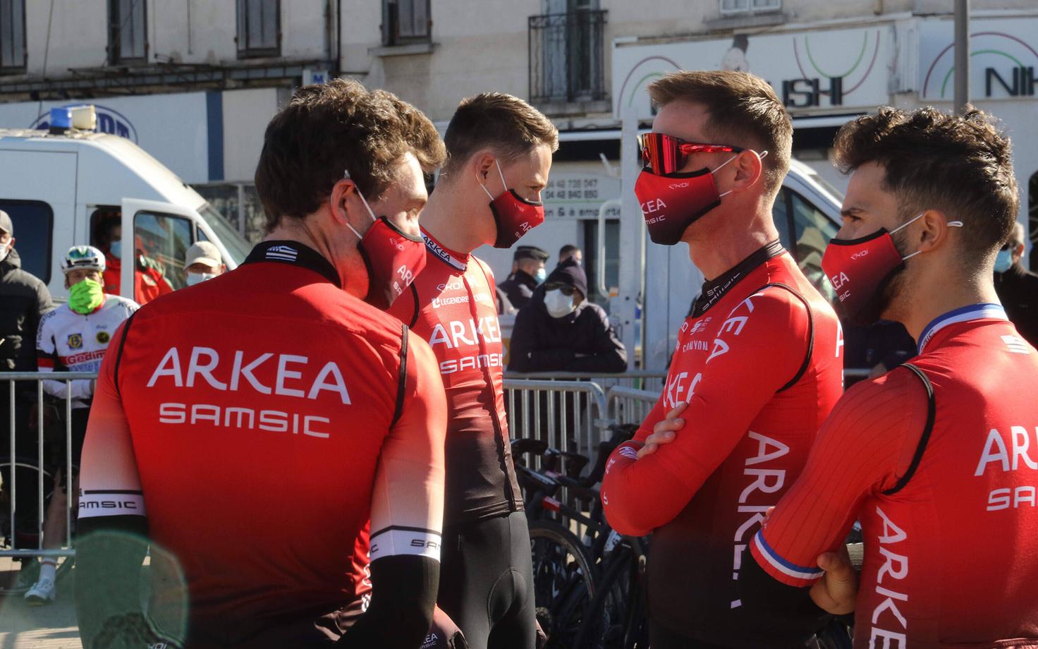 Nacer Bouhanni (Kõige pikem) meeskonnakaaslastega