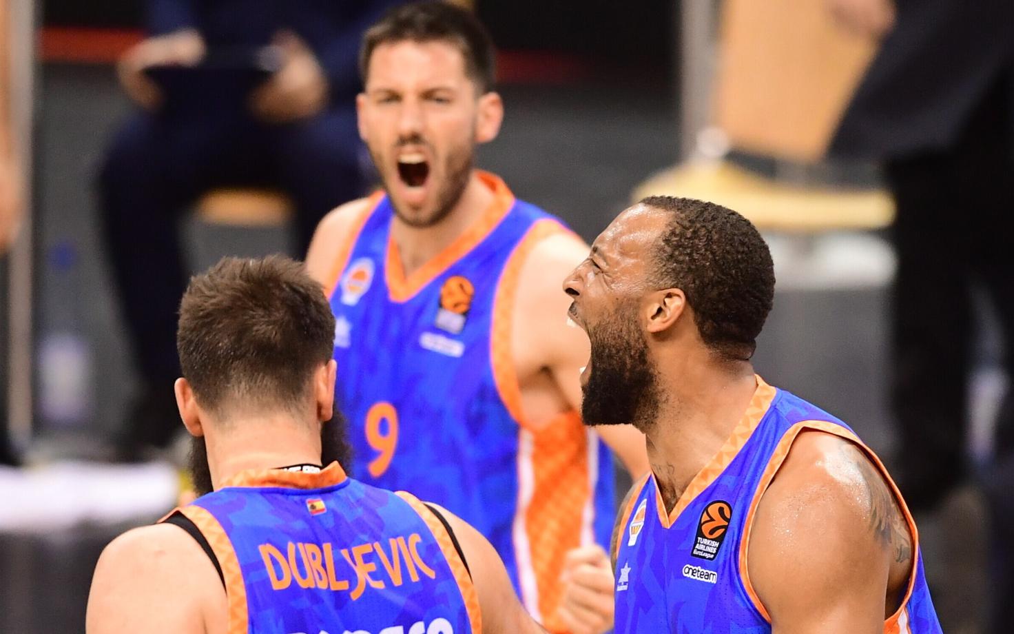 Valencia korvpallurid reedest võitu tähistamas