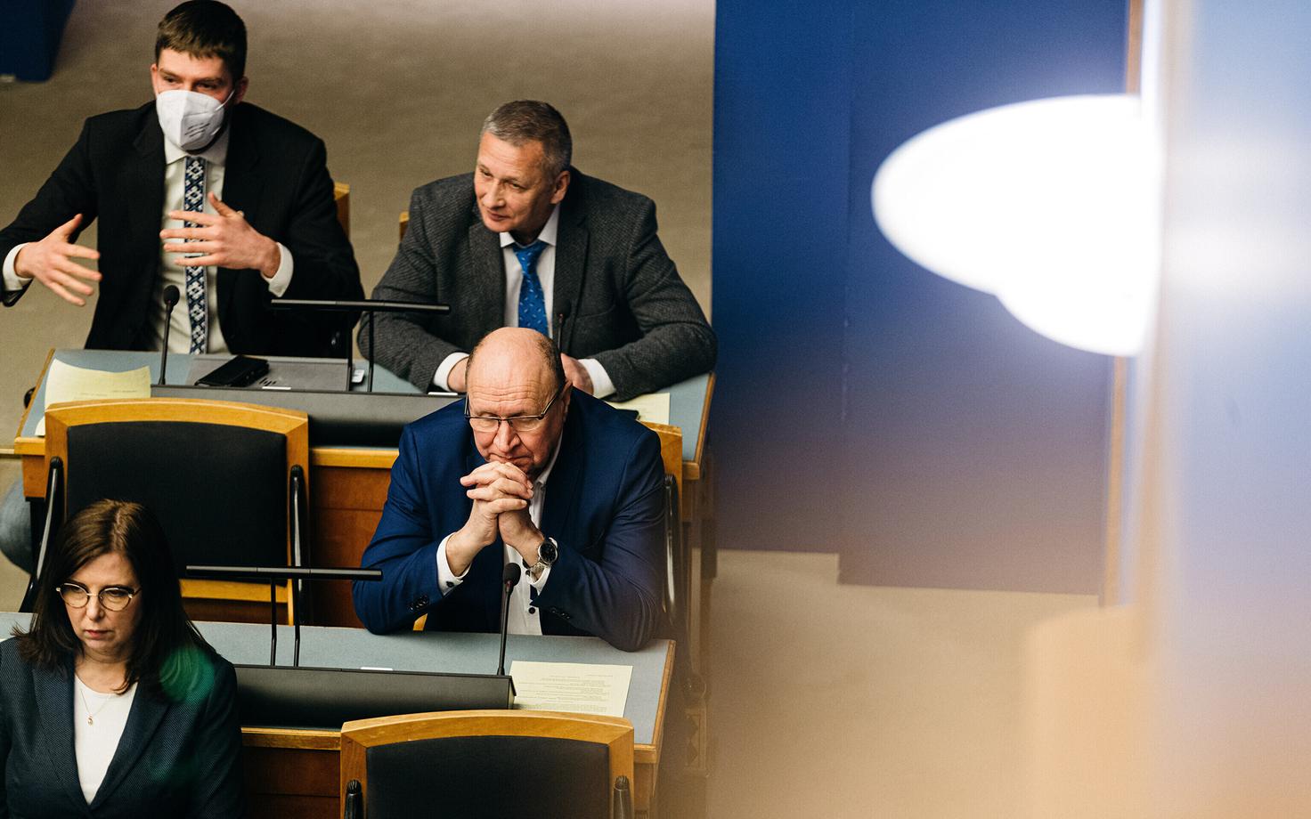 EKRE fraktsiooni liikmed riigikogu suures saalis.