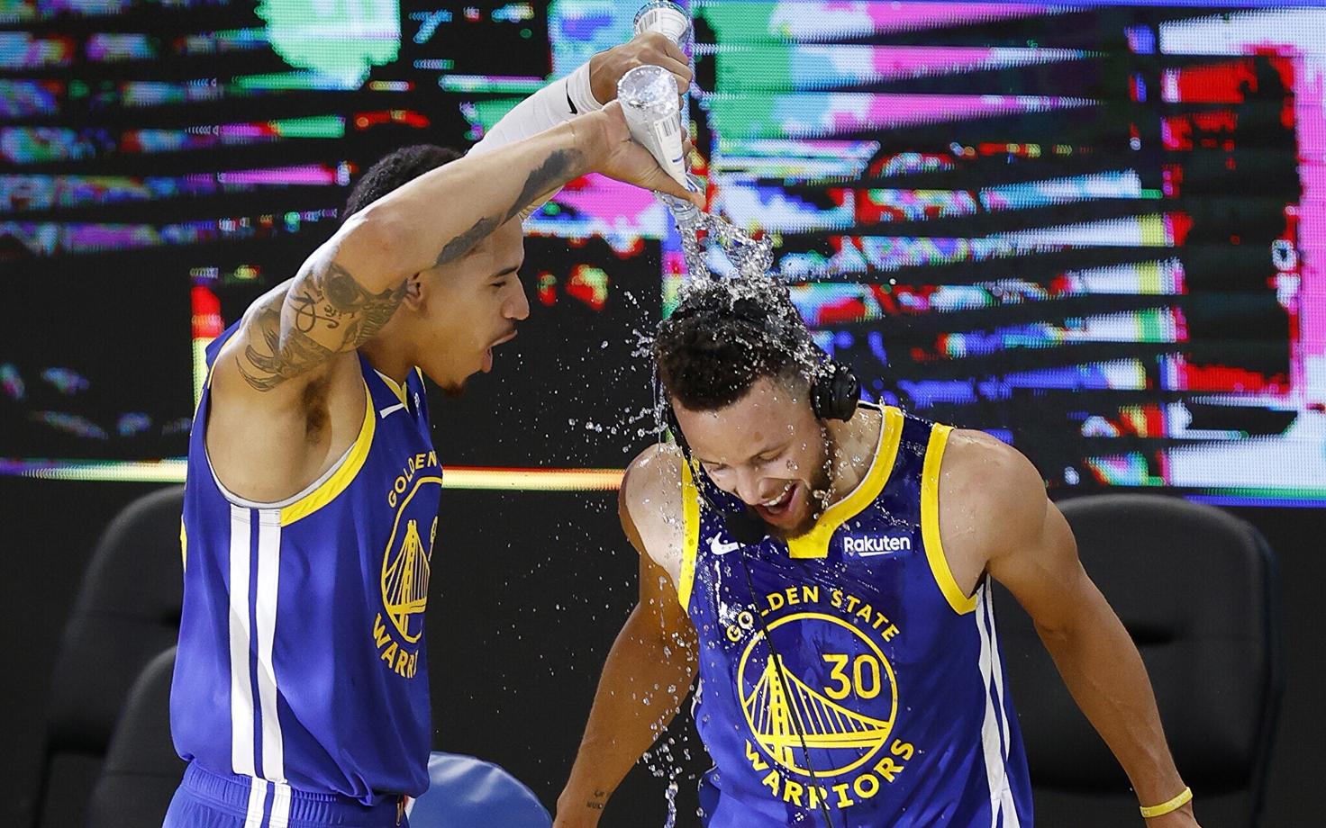 Stephen Curry (paremal)