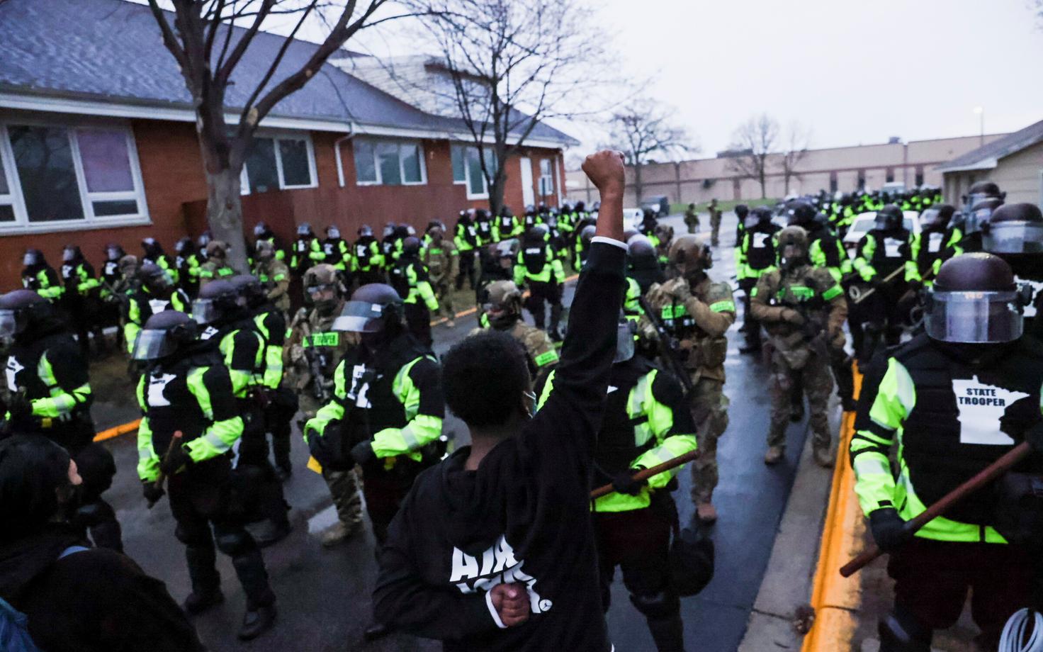 Protestijad Brooklyn Centeri politsejaoskonna ees