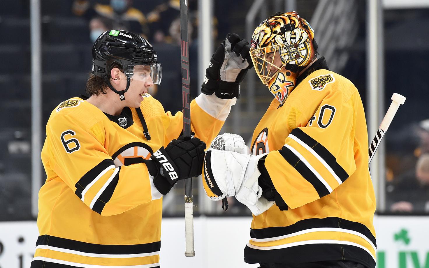 Tiimikaaslane Mike Reilly (vasakul) õnnitleb Tuukka Raski.