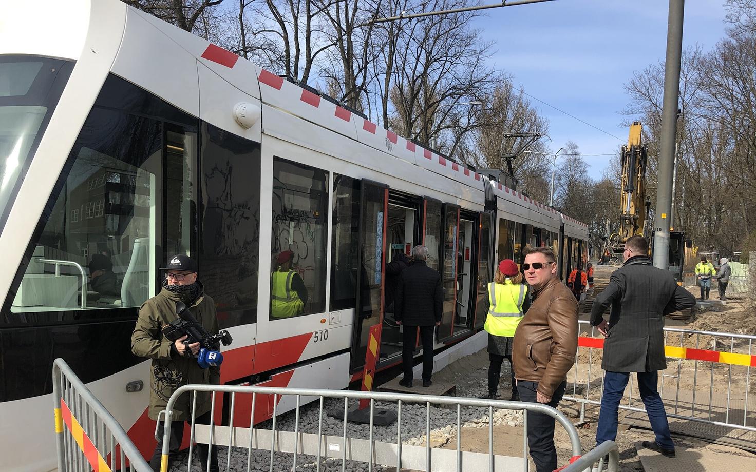 Kadrioru tramm remondis Poska tänaval proovisõidul, olukorda jälgib TLT juht Deniss Boroditš