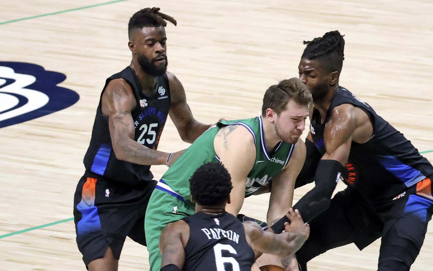 Dallas Mavericksi täht Luka Doncic (keskel) New York Knicksi mängijate kaitsehaardes
