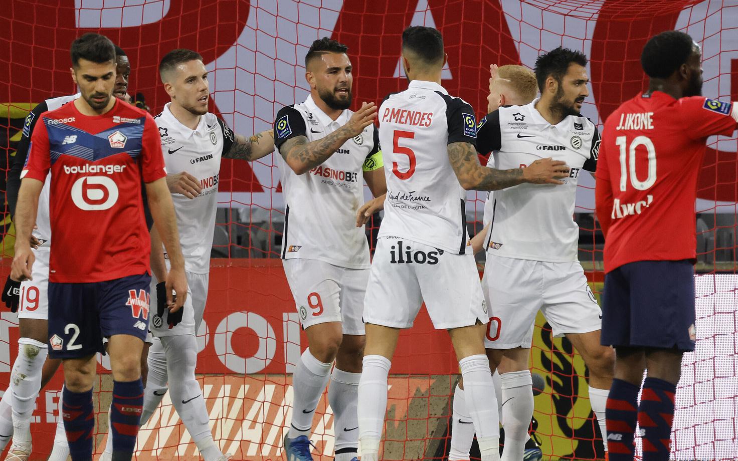 Montpellier' mängijad (valges) Lille'ile löödud väravat tähistamas