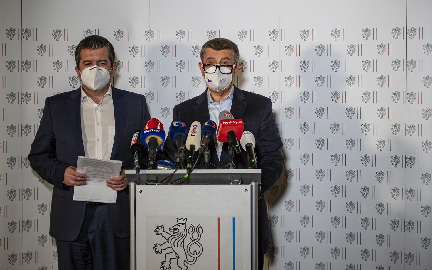 Tšehhi välisminister Jan Hamacek ja peaminister Andrej Babis erakorralisel pressikonverentsil.