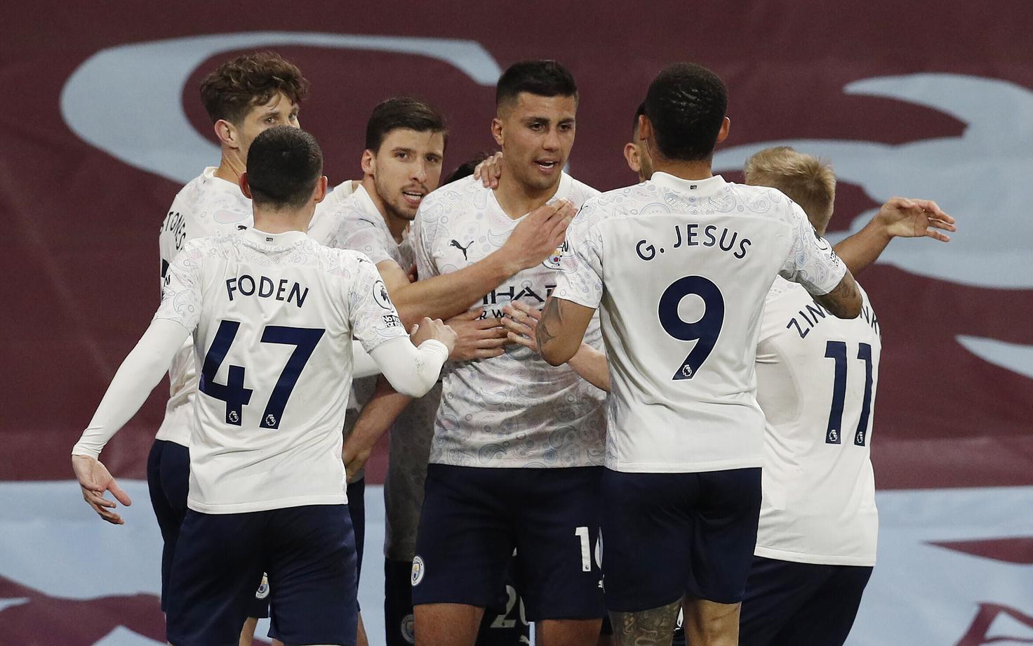 Manchester City mängijad Rodri väravat tähistamas.