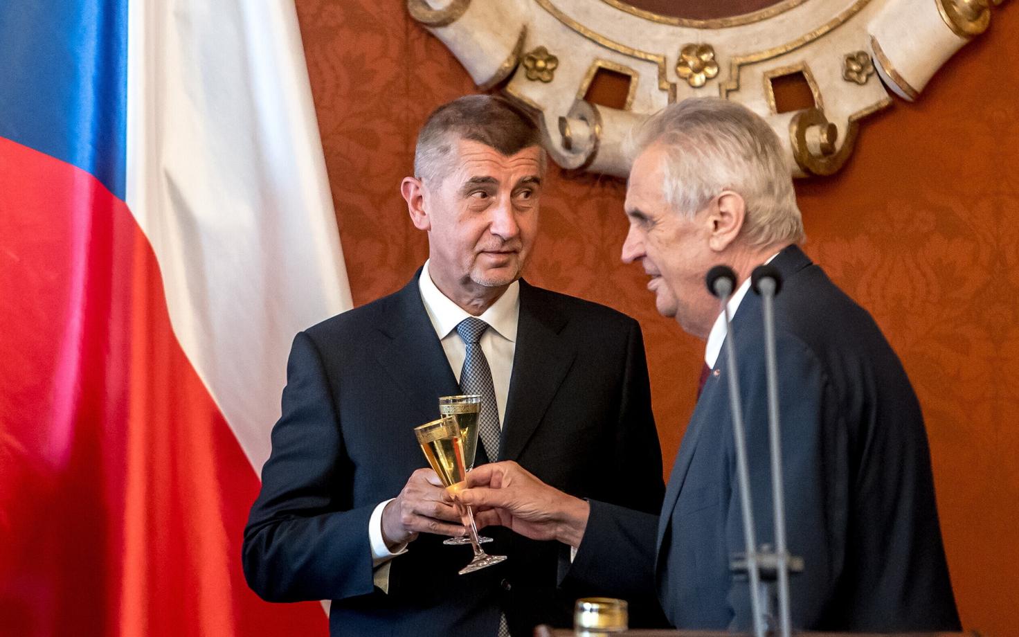Tšehhi president Miloš Zeman (paremal) ja peaminister Andrej Babiš (paremal).