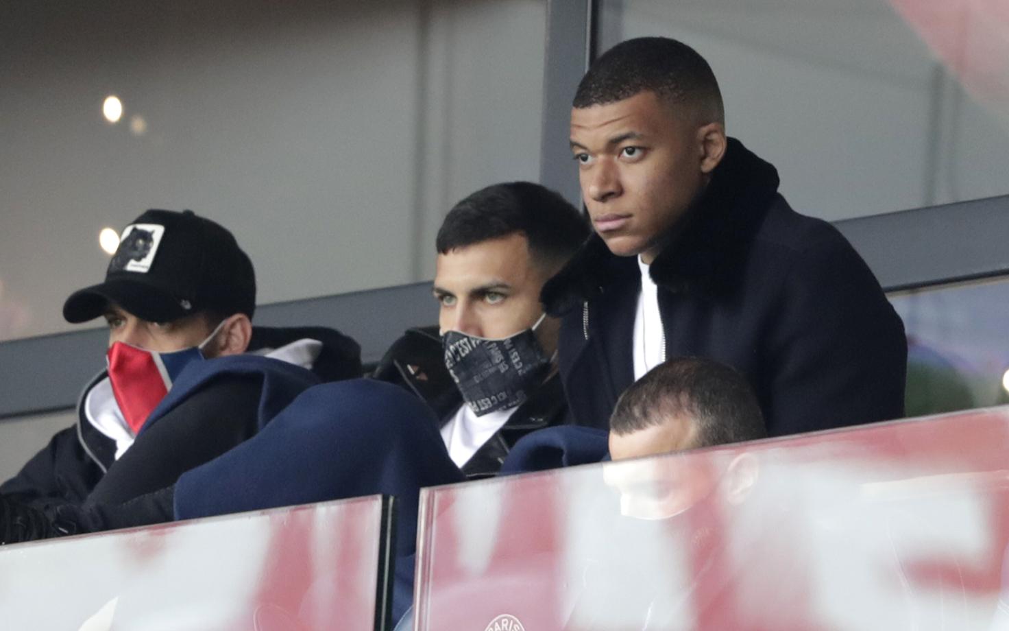 Kylian Mbappe vaatamas pealt PSG laupäevast mängu Lensi vastu.