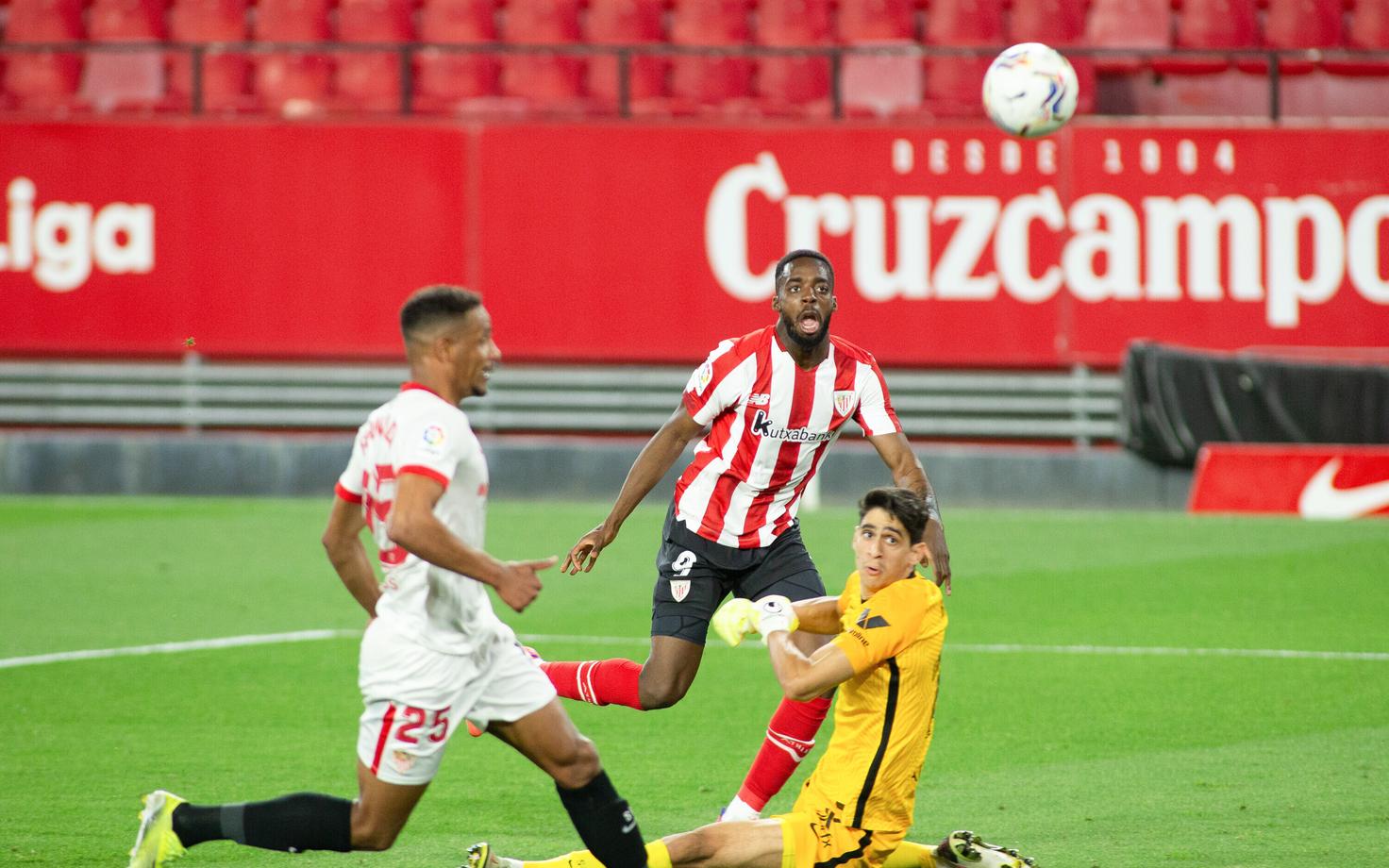 Bilbao ründaja Inaki Williams suunas 90. minutil palli Sevilla väravavahist mööda.