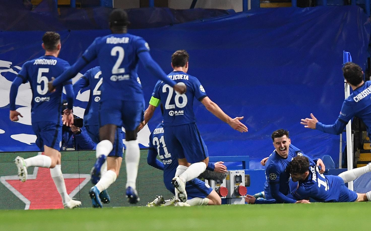 Chelsea mängijad Mason Mounti väravat tähistamas.