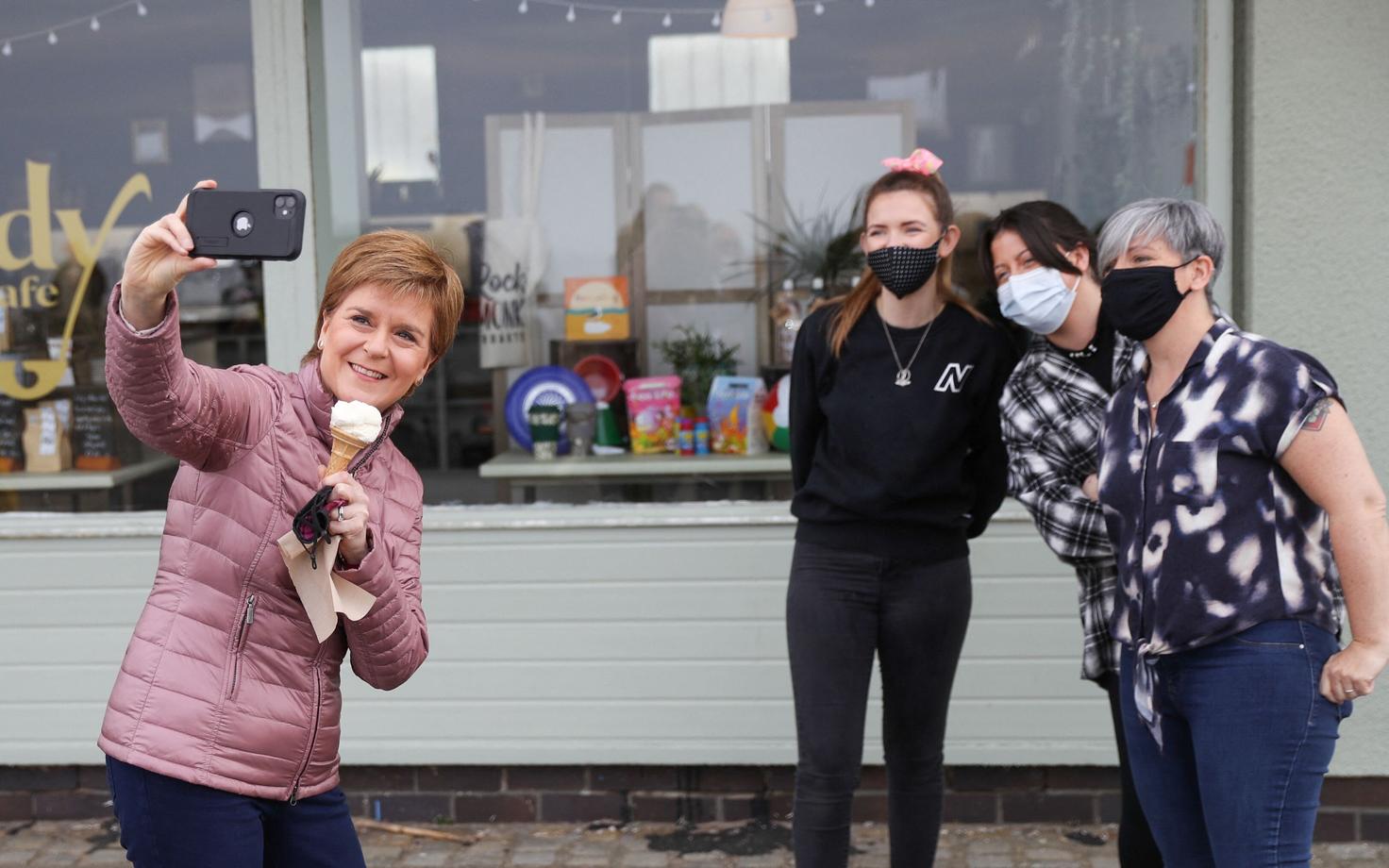 Nicola Sturgeon kampaaniat tegemas.