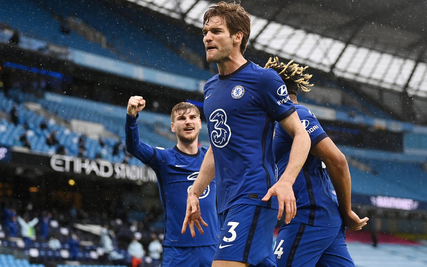 Marcos Alonso ja Chelsea mängijad laupäevast võiduväravat tähistamas