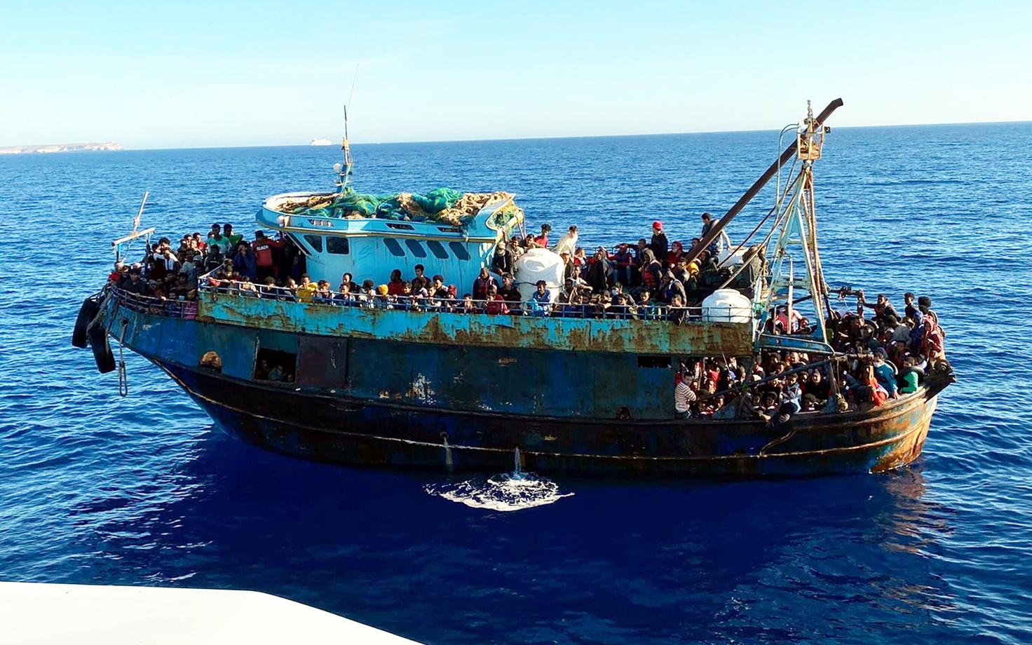 Liibüast saabunud alus 405 migrandiga pardal 9. mail Lampedusal.