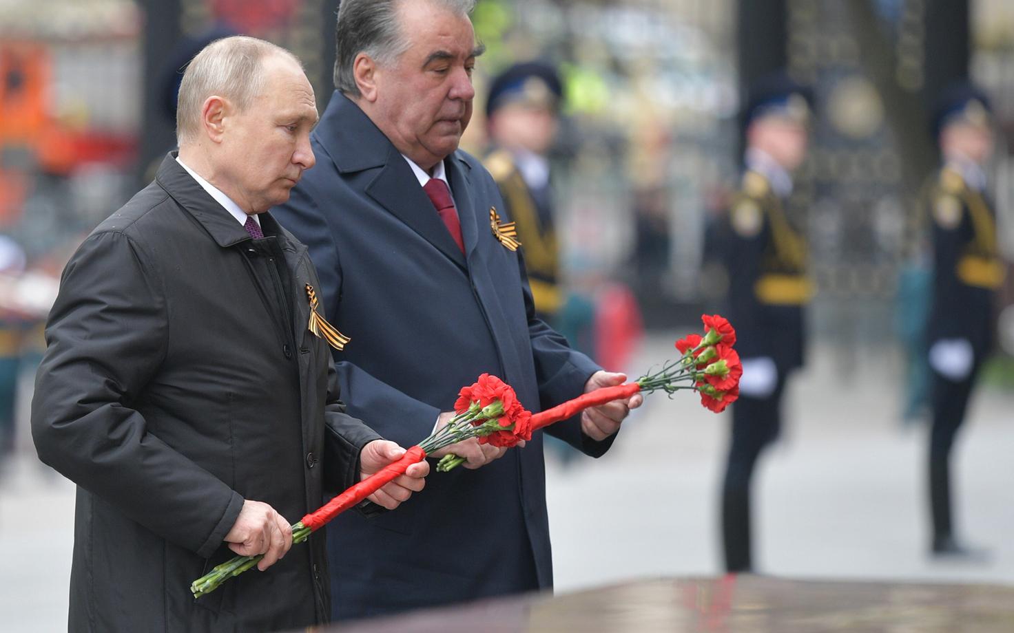 Vene president Vladimir Putin (vasakul) ja Tadžikistani president Emomali Rahmon pühapäeval asetamas lilli Tundmatu sõduri hauale Moskvas.