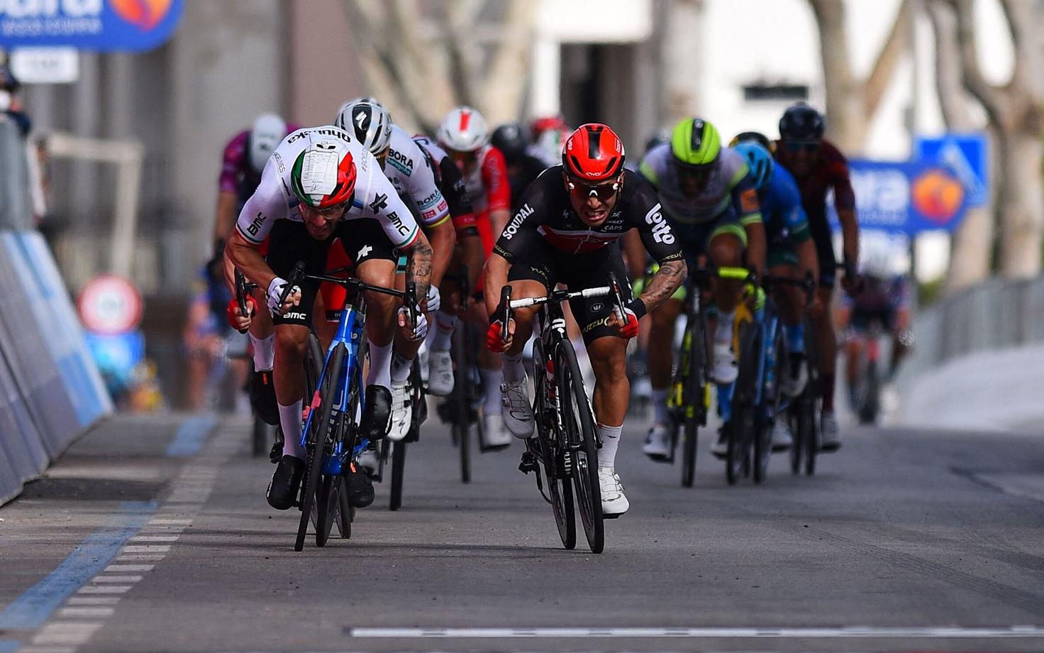 Itaalia velotuuri viienda etapi sprindifiniš, võitja Caleb Ewan paremal
