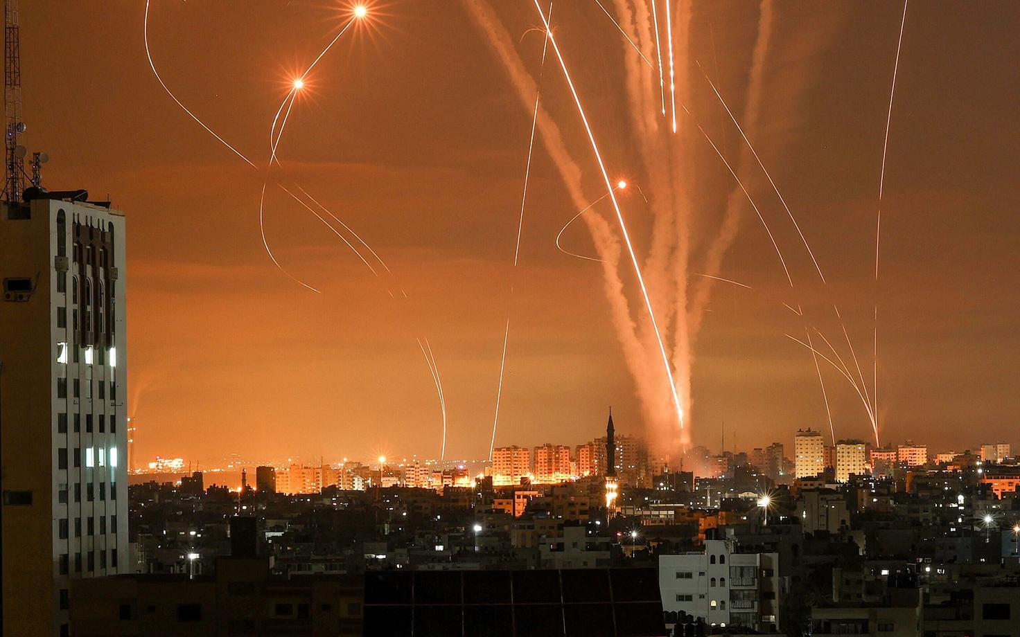 Iisraeli suunas lastud rakettide jäljed Gaza öises taevas.