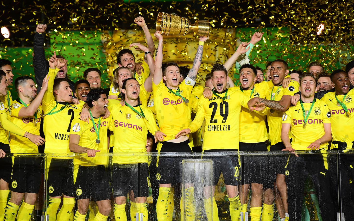 Dortmundi Borussia mängijad karikavõitu tähistamas.