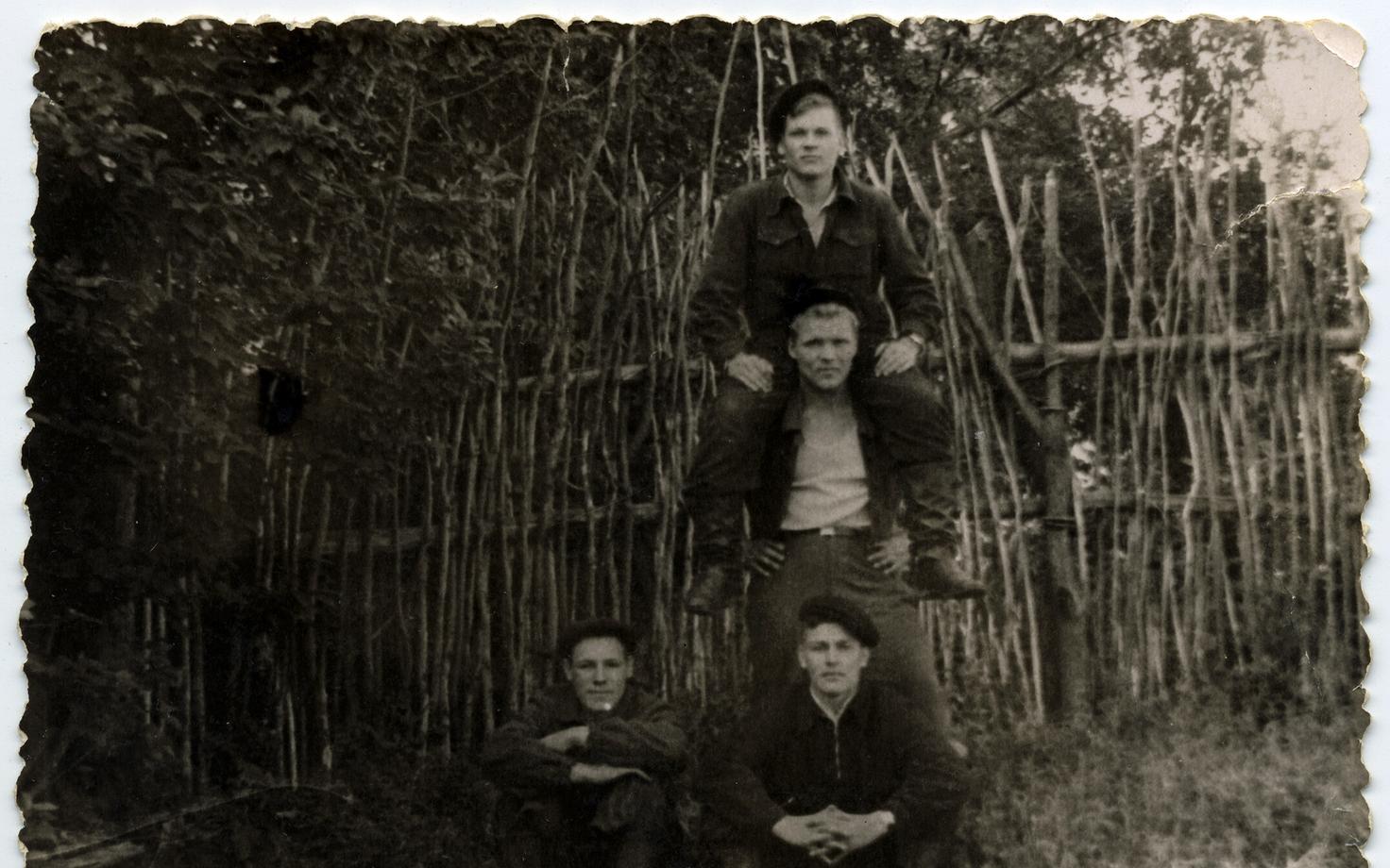 Esimesel korral räägib fotolugude abil oma elust Siberis Heino Pertel. Fotol on Heino Perteli kukil tema Siberi teekaaslane. 1950ndad.