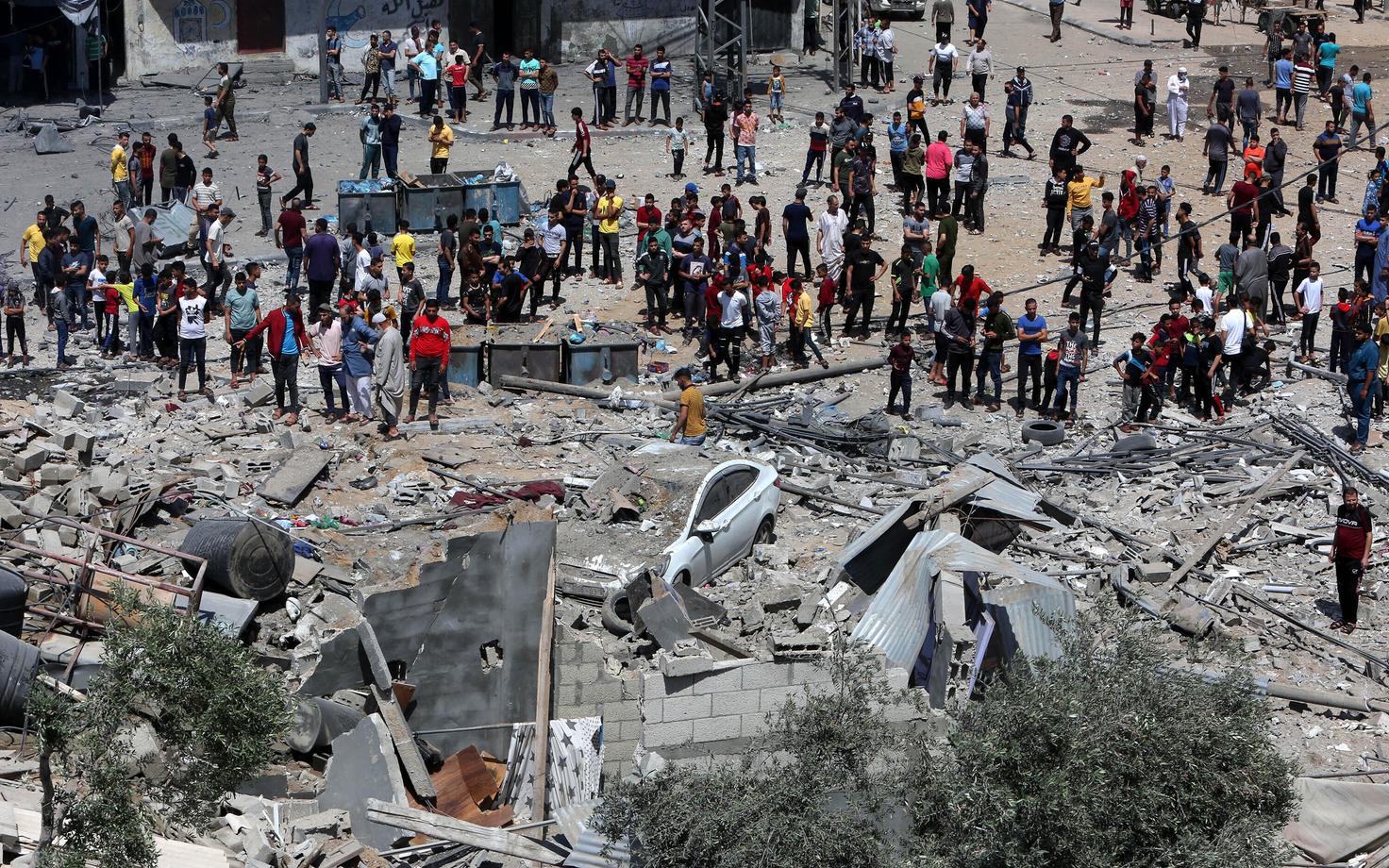 Palestiinlased kogunemas pommitatud juures peale Iisraeli õhurünnakut Gazas.