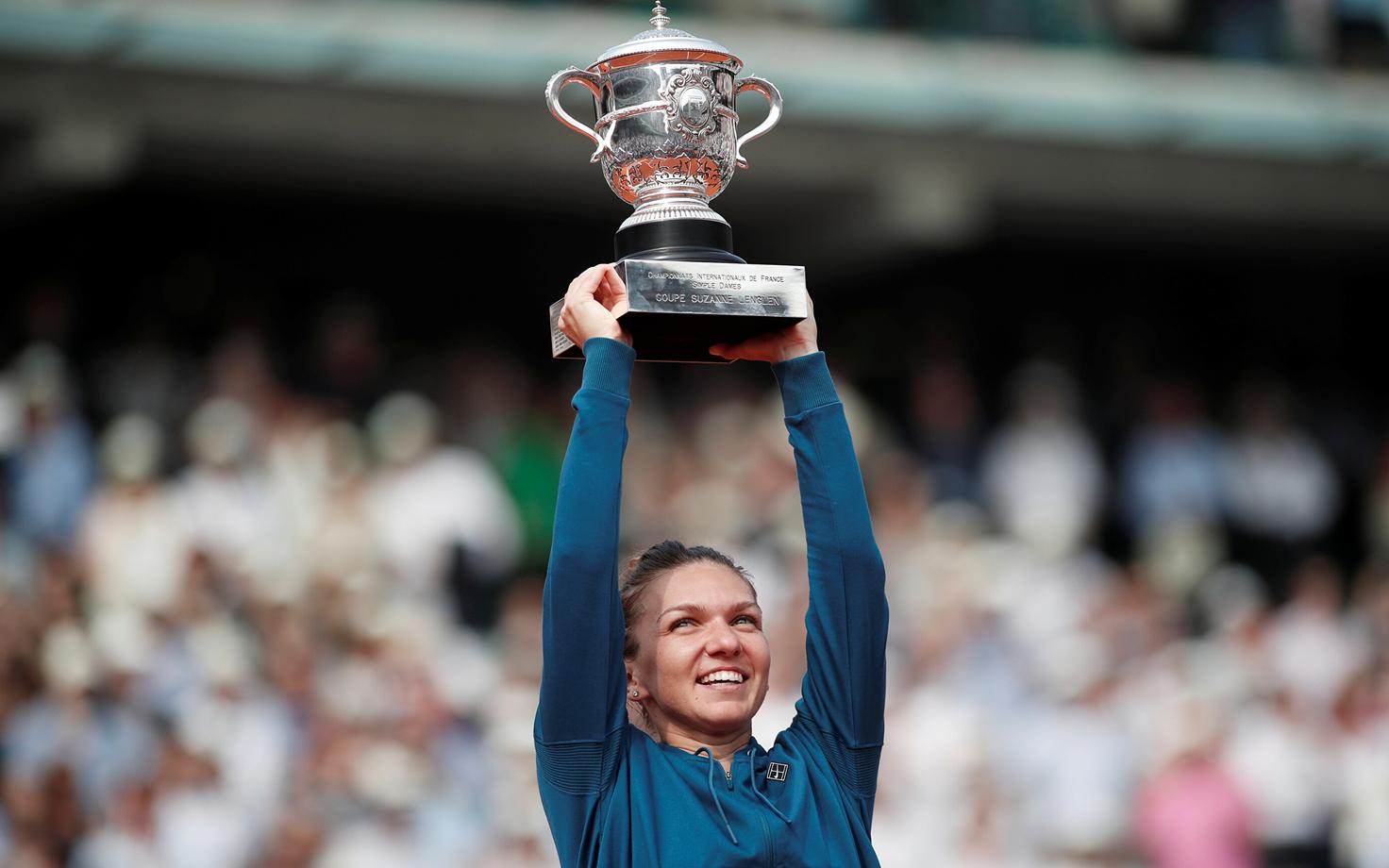 Simona Halep 2018. aasta Prantsusmaa lahtiste võidukarikaga
