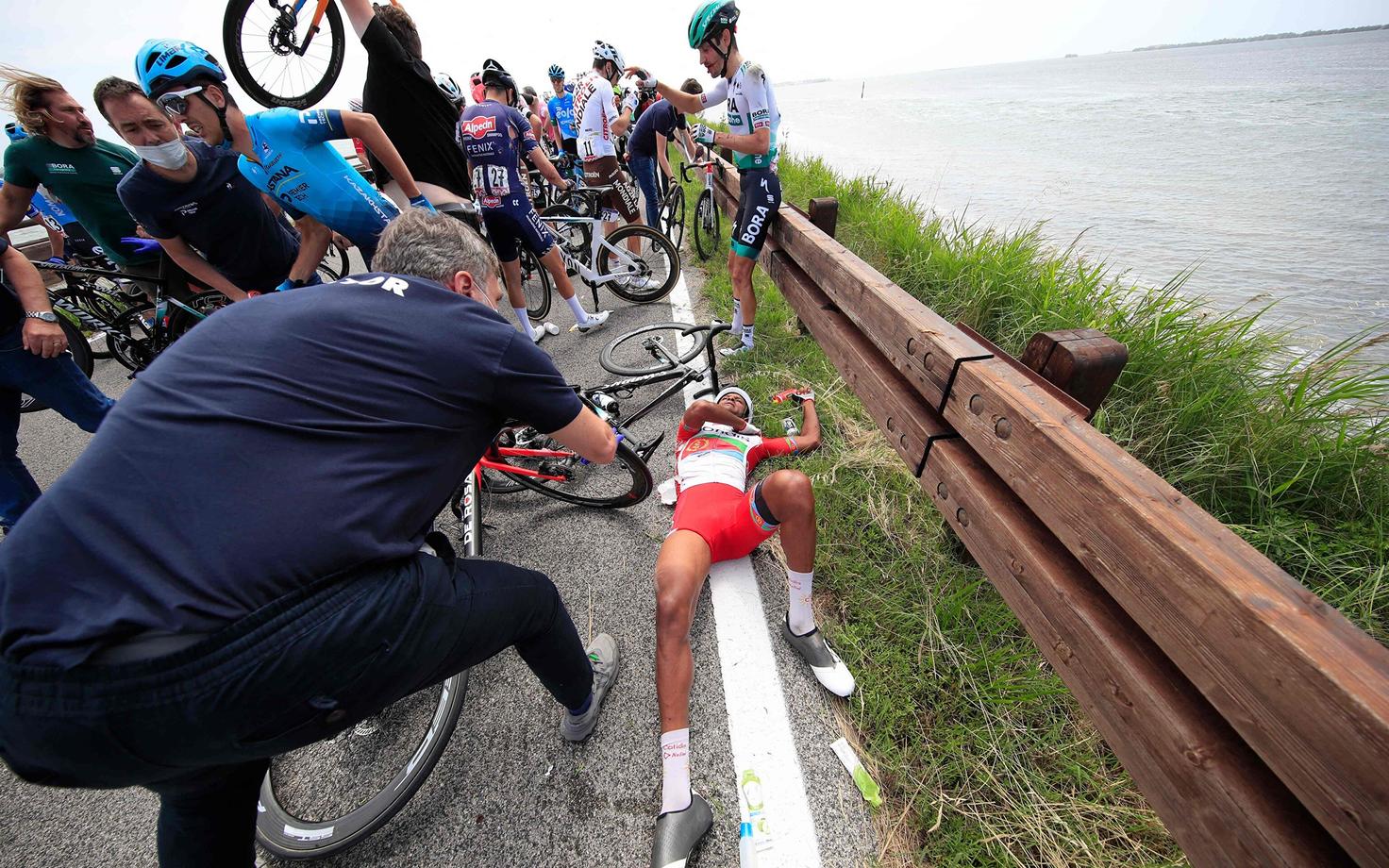 Natnael Berhane oli sunnitud 15. etapil saadud vigastuse tõttu Giro d'Italia pooleli jätma.