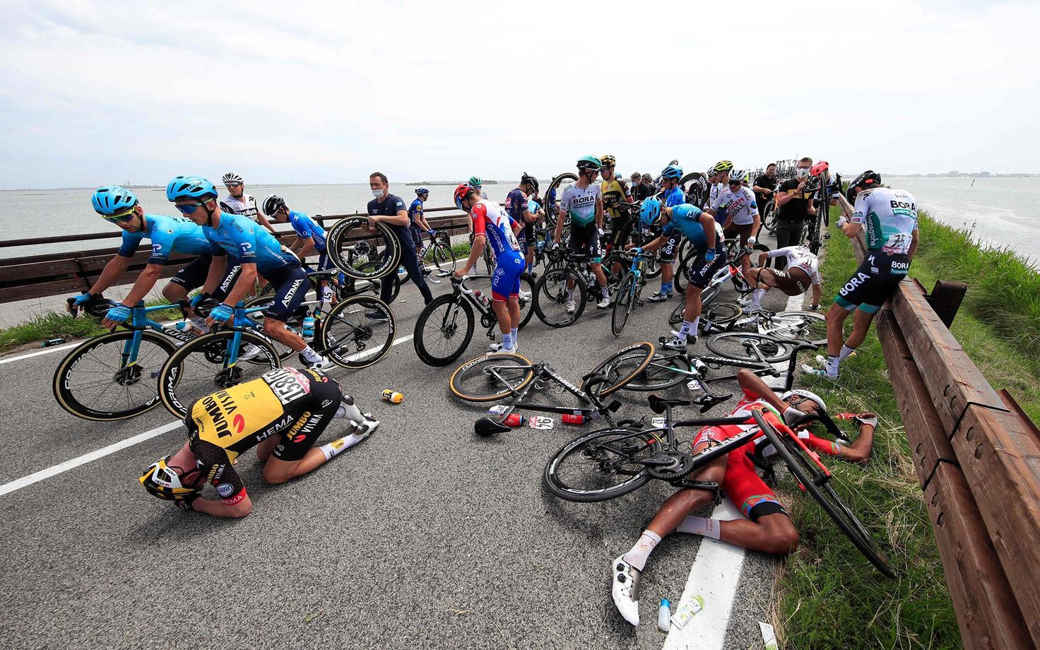 Giro d'Italia 15. etapil toimus suur kukkumine juba esimestel kilomeetritel