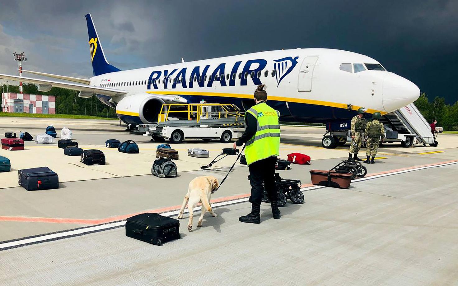 Самолет Ryanair в аэророту Минска.