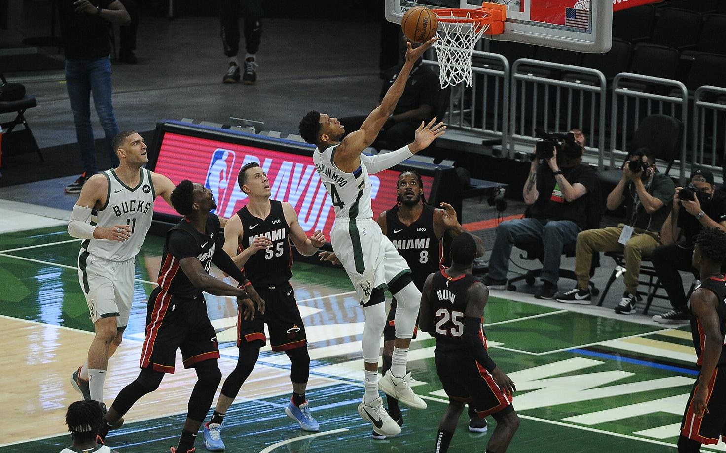 Viis Miami mängijat jälgivad, kuidas Giannis Antetokounmpo jälle palli korvi saadab.