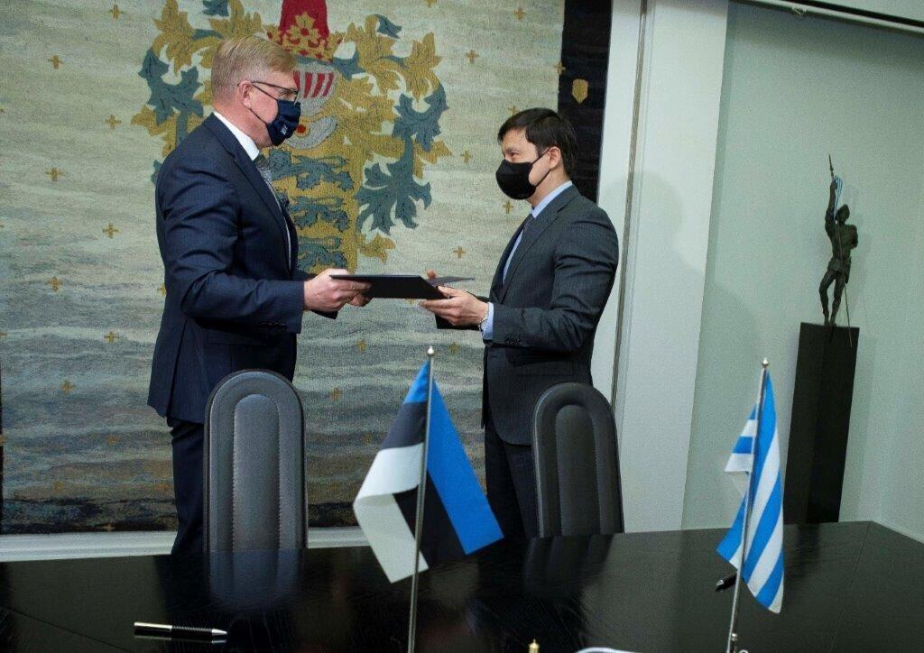 Kaitseminister Kalle Laanet ja Tallinna linnapea Mihhail Kõlvart protokolli allkirjastamisel.