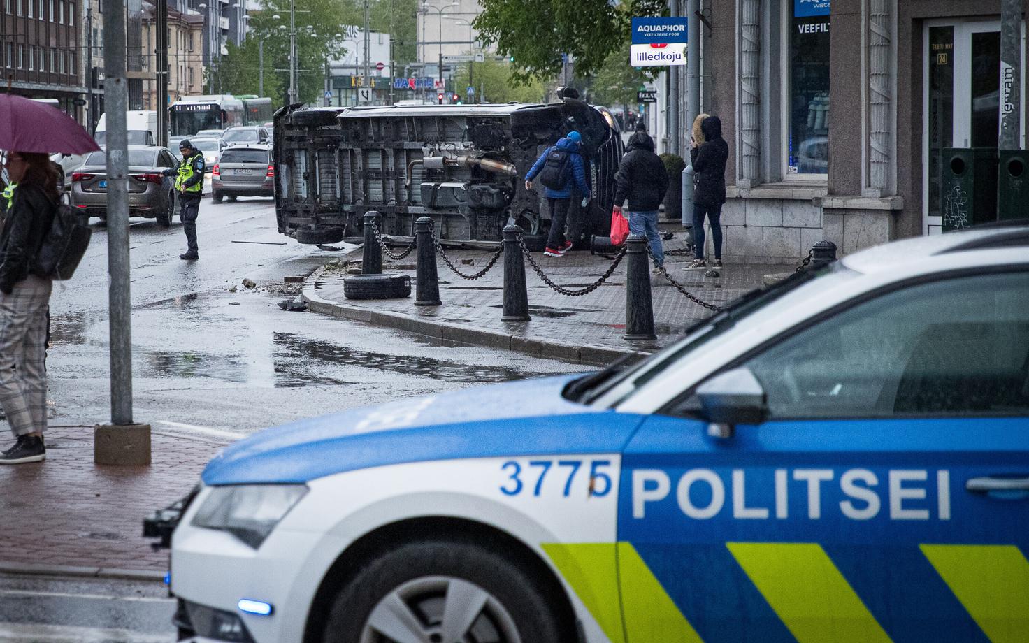 Liiklusõnnetus Stockmanni kõrval.