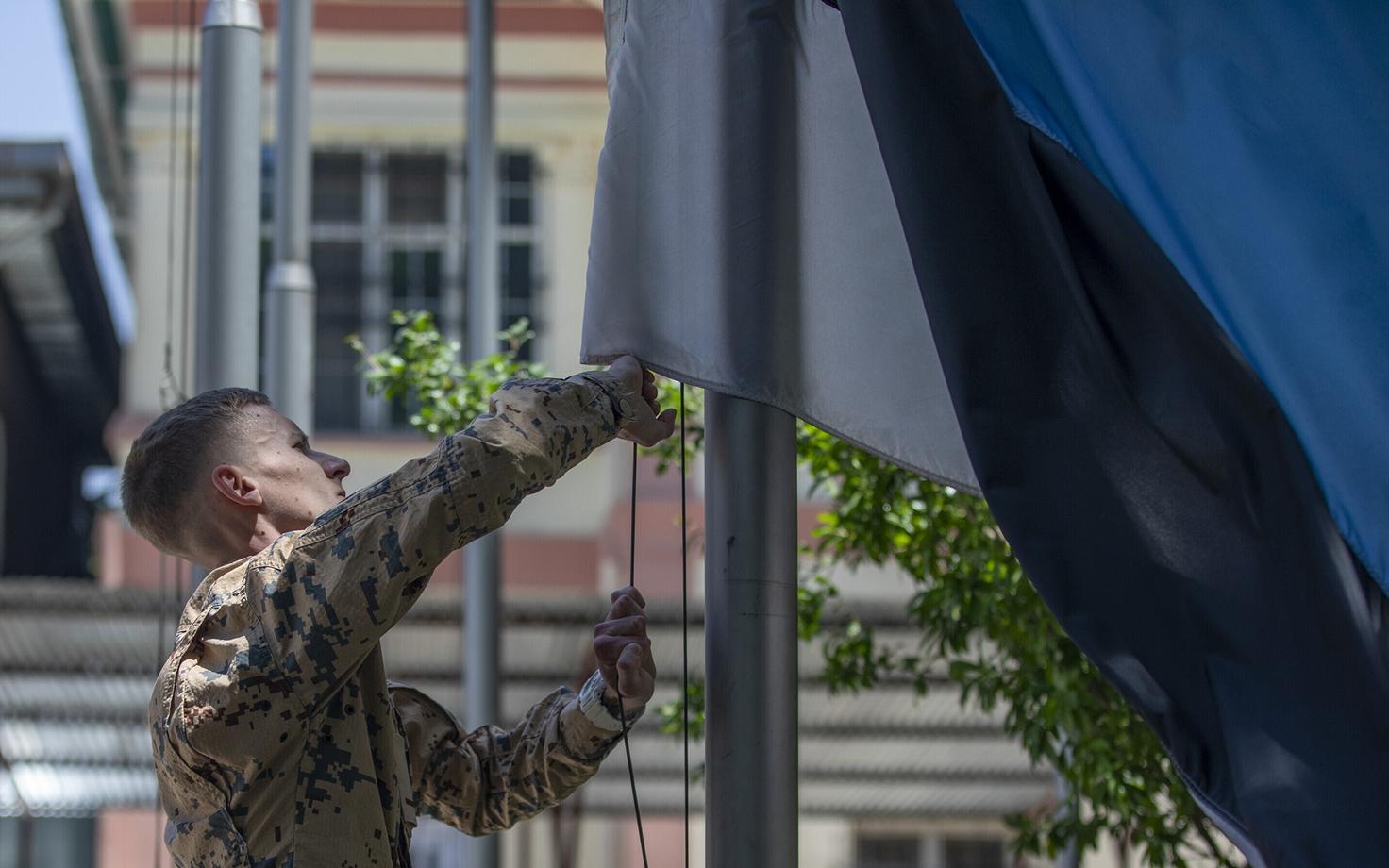 Спуск эстонского флага у штаб-квартиры миссии Resolute Support в Афганистане.