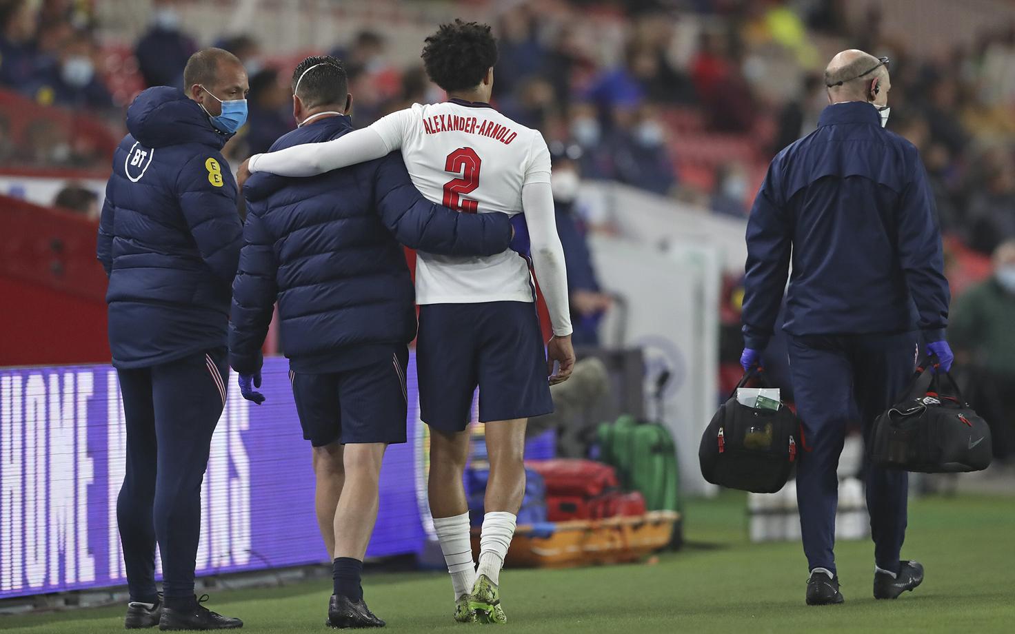 Trent Alexander-Arnold väljakult lahkumas
