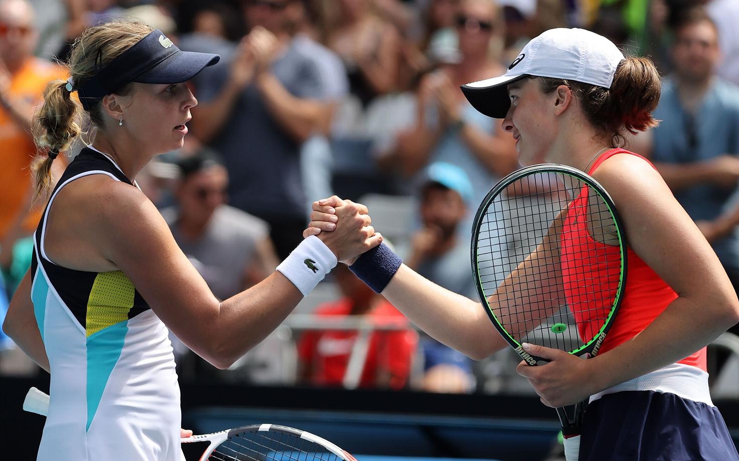 Anett Kontaveit (vasakul) ja Iga Swiatek 2020. aastal Austraalia lahtistel.