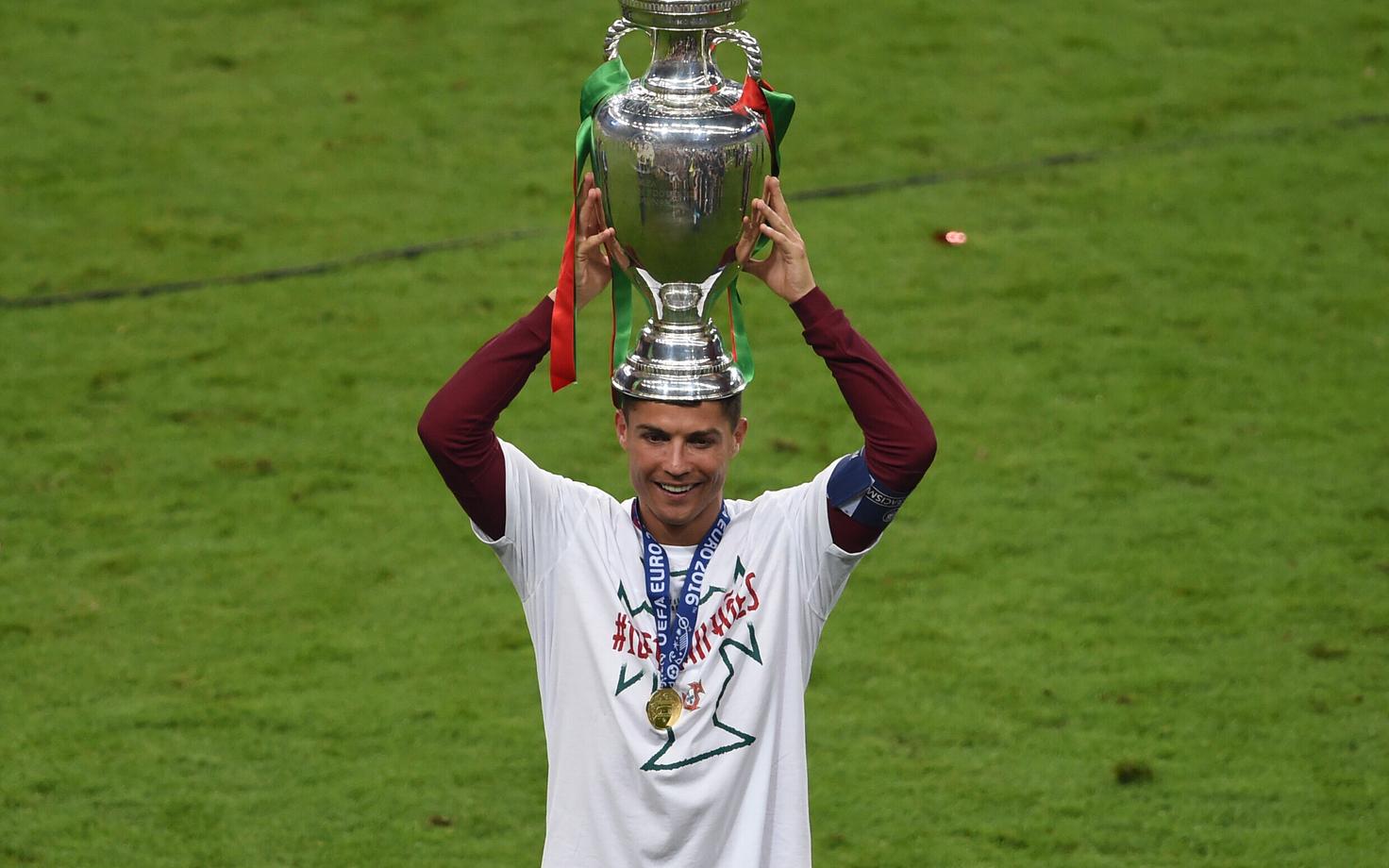 Cristiano Ronaldo 2016. aasta EM-i karikaga