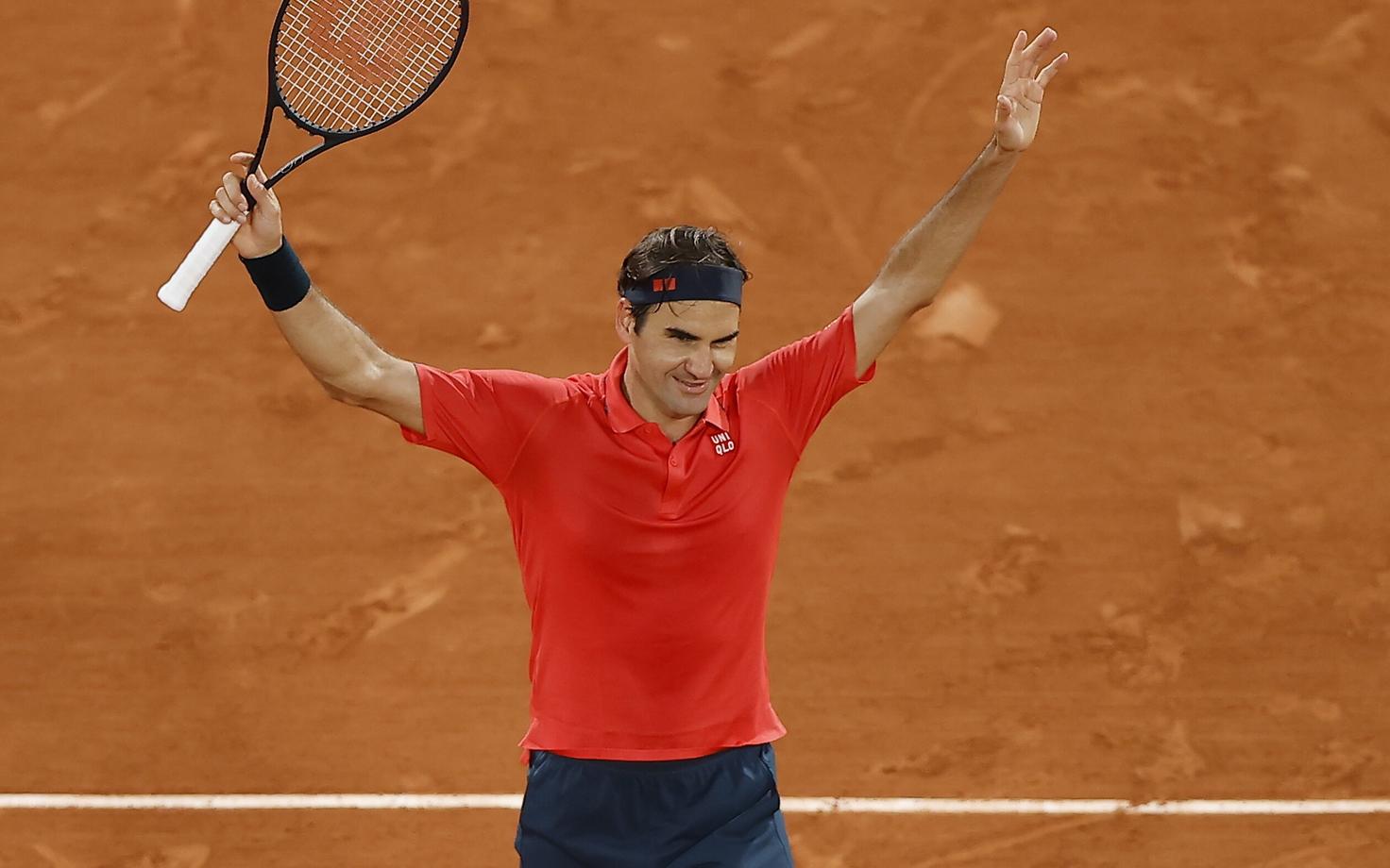 Roger Federer rõõmustab võidu ja viiendasse ringi pääsemise üle.