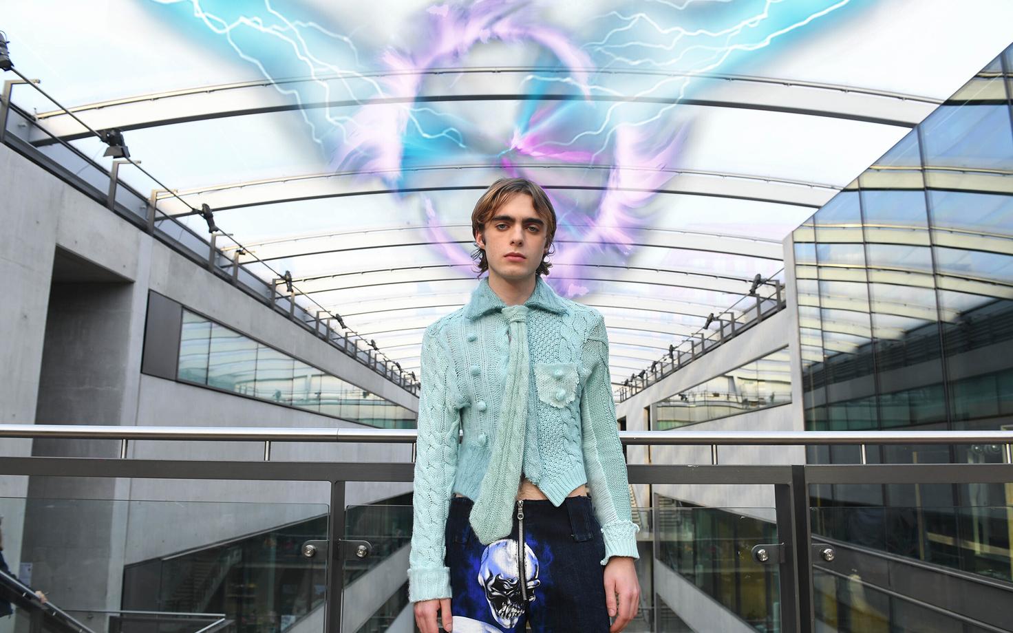 Liam Gallagheri poeg, ka modellina töötanud Lennon Gallagher avaldas bändiga Automotion oma debüütalbumi.