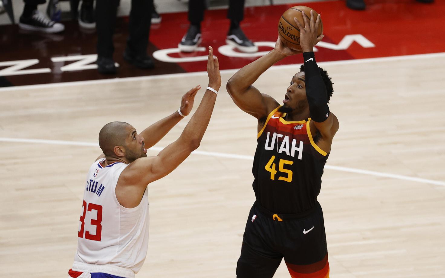 Donovan Mitchell (paremal) viis täpsete visete abil Utah Jazzi võiduni