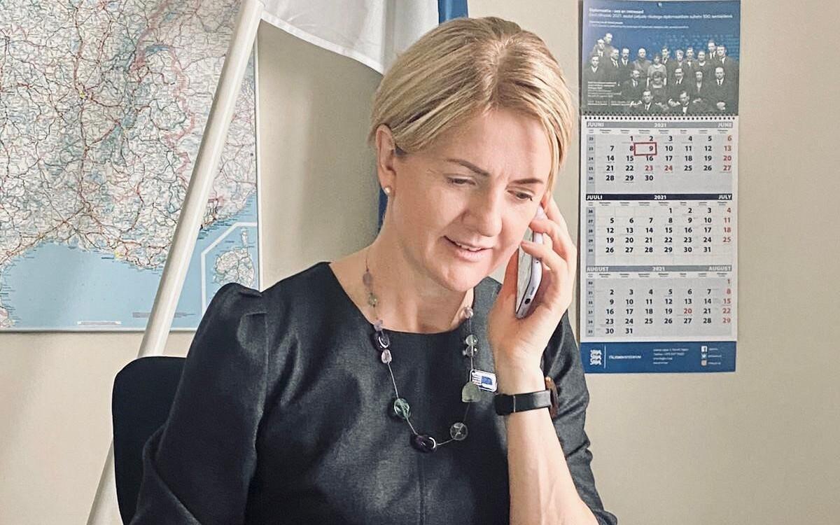 Министр иностранных дел Эстонии Эва-Мария Лийметс разговаривает с еврокомиссаром по транспорту Адиной Валеан.