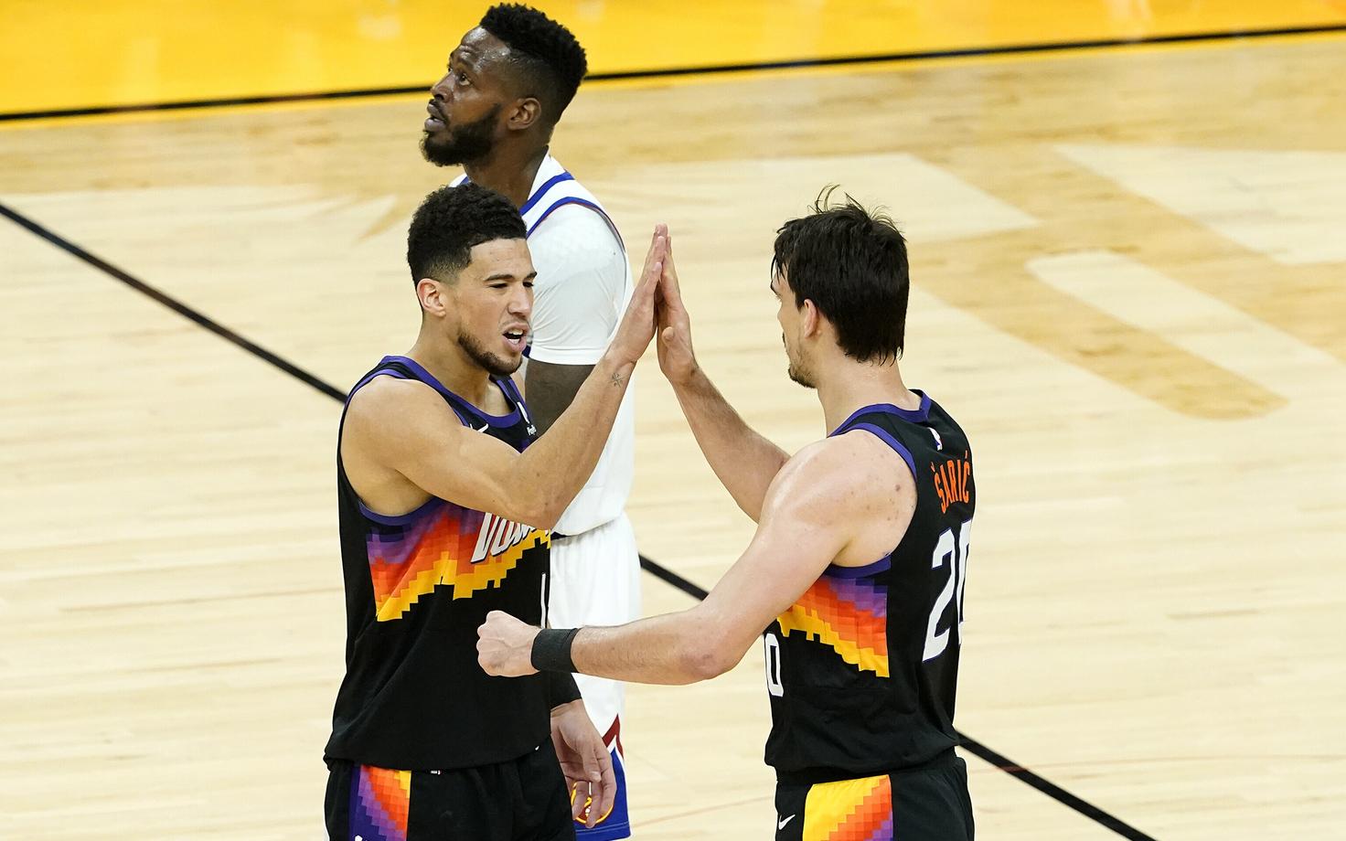 Devin Booker ja Dario Saric (Phoenix Suns)
