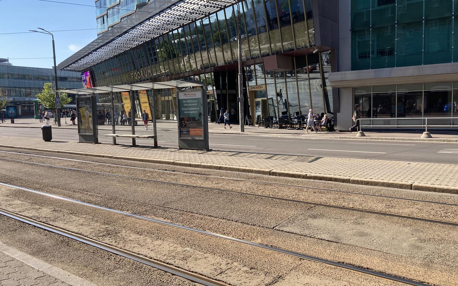 Hobujaama trammipeatus, kus eemaldati inimesi kaitsvad tõkked.