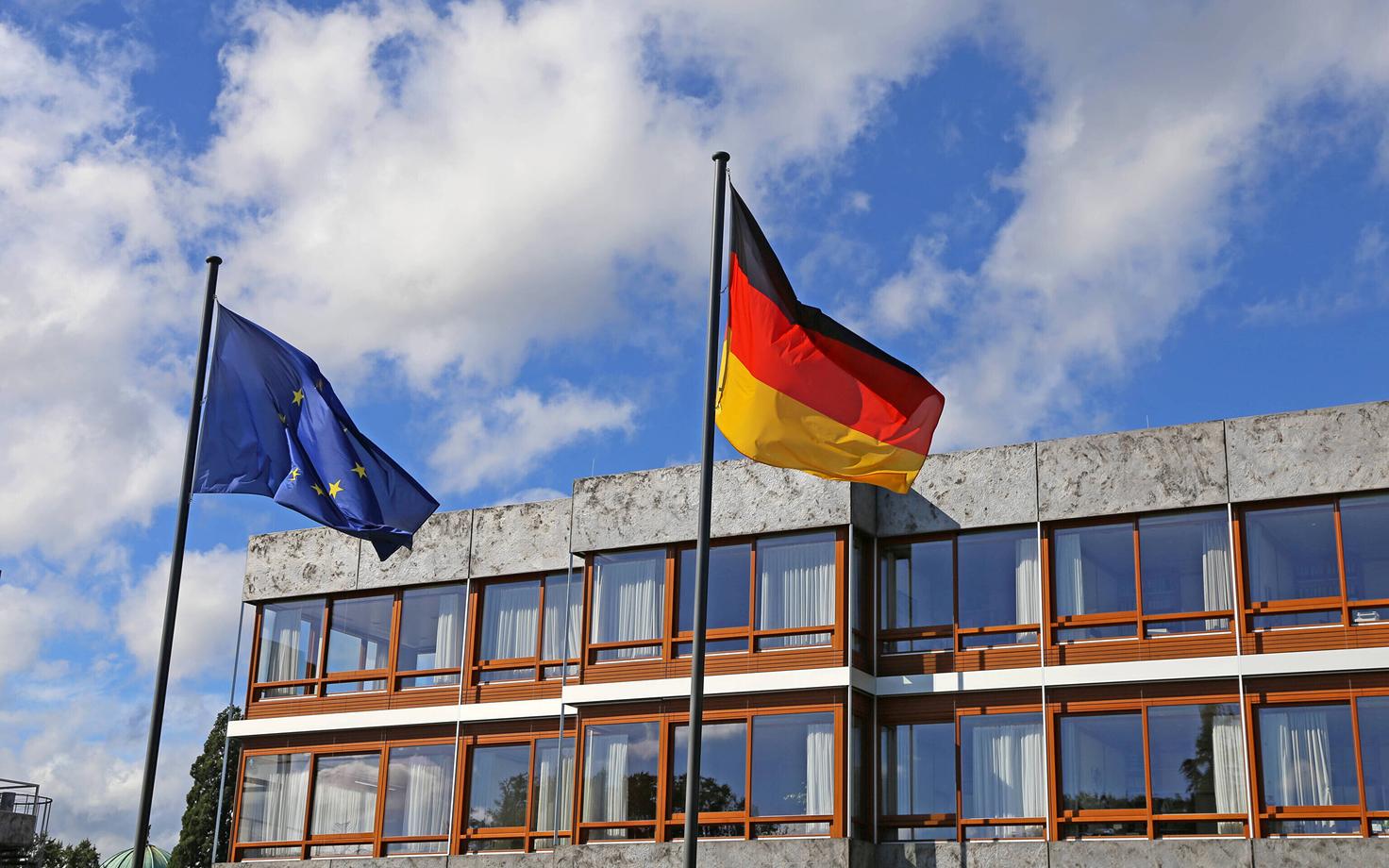 Saksa ja Euroopa Liidu lipp Saksa konstitutsioonikohtu hoone ees Karlsruhes.