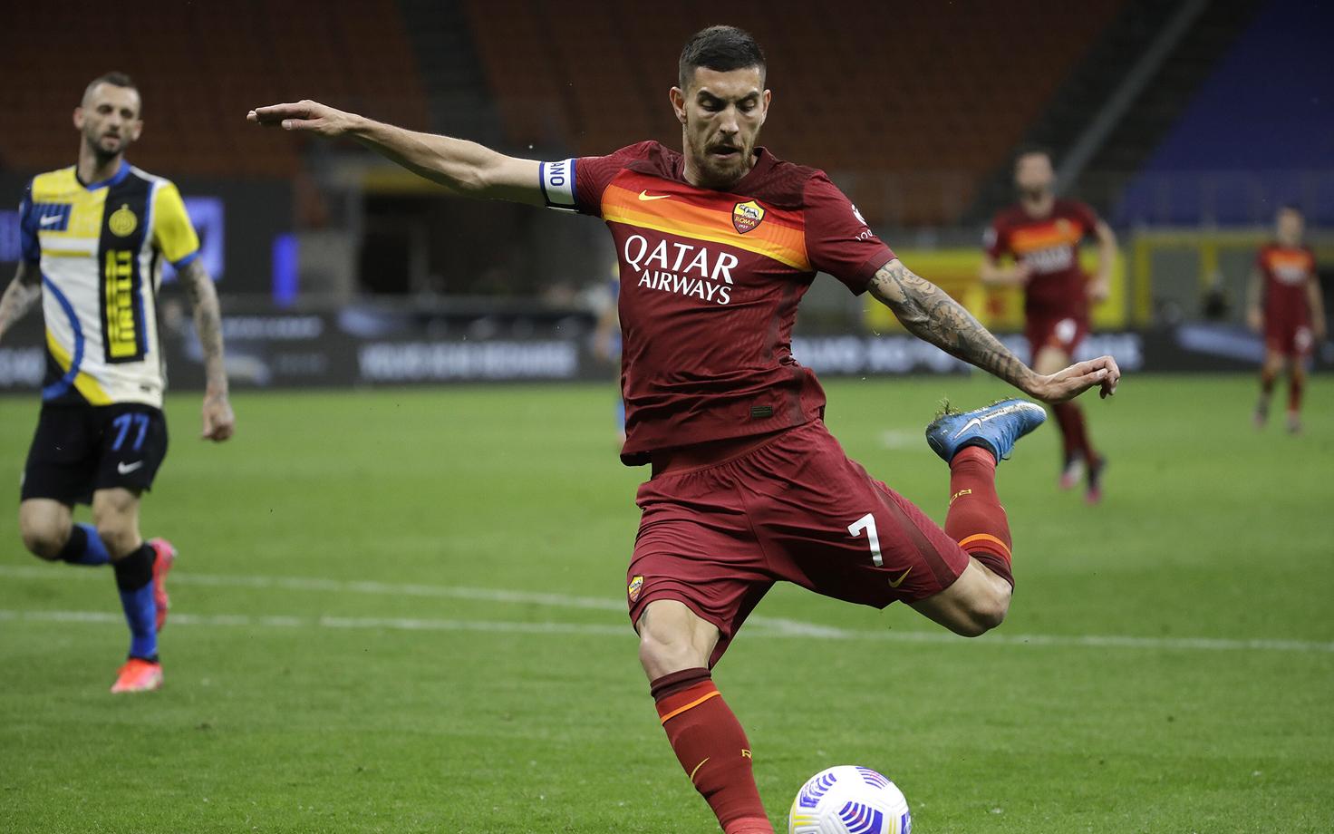 Lorenzo Pellegrini palli löömas