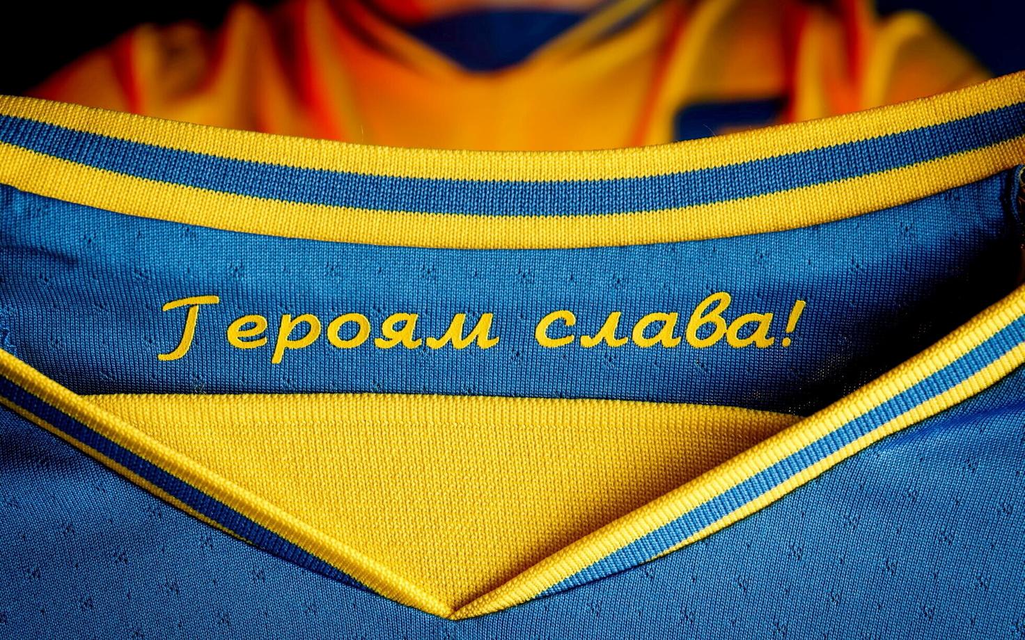 Ukraina koondise mängusärgi siseküljele kirjutatud loosung